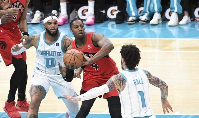 包含赛后夏洛特黄蜂备战NBA总决赛，绝杀压哨细节曝光，目标明确，更衣室氛围转暖的词条